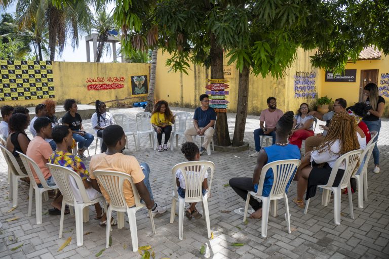 pessoas sentadas conversando sobre moradia e área de risco Maranhão