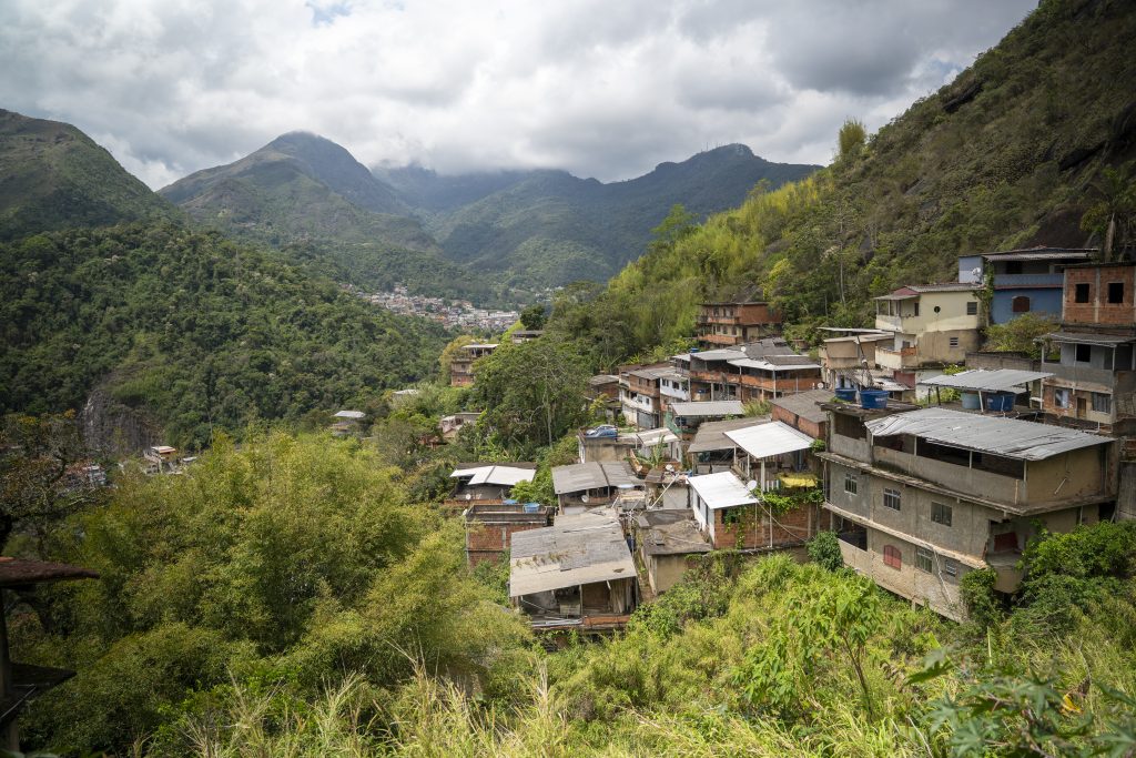 casas de madeira em área de risco Petrópolis