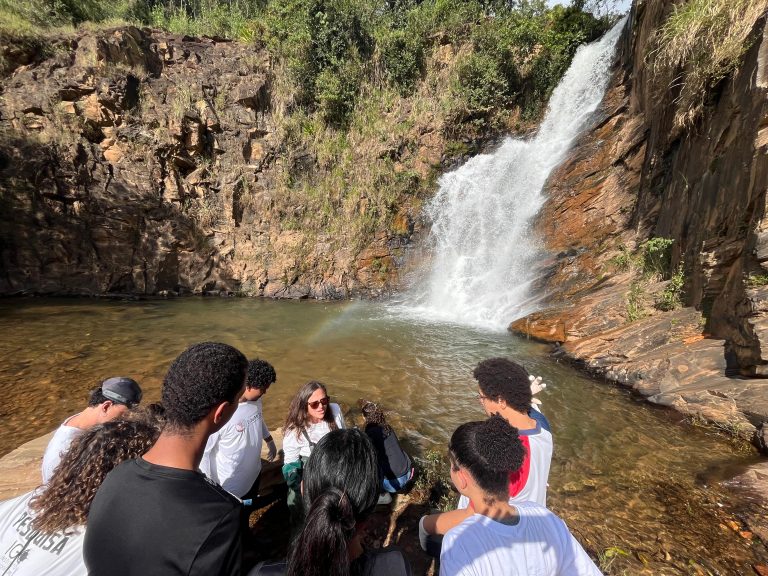 Edumite e os Jovens Cientistas para análise da água da cachoeira Samsa, em Rio Acima