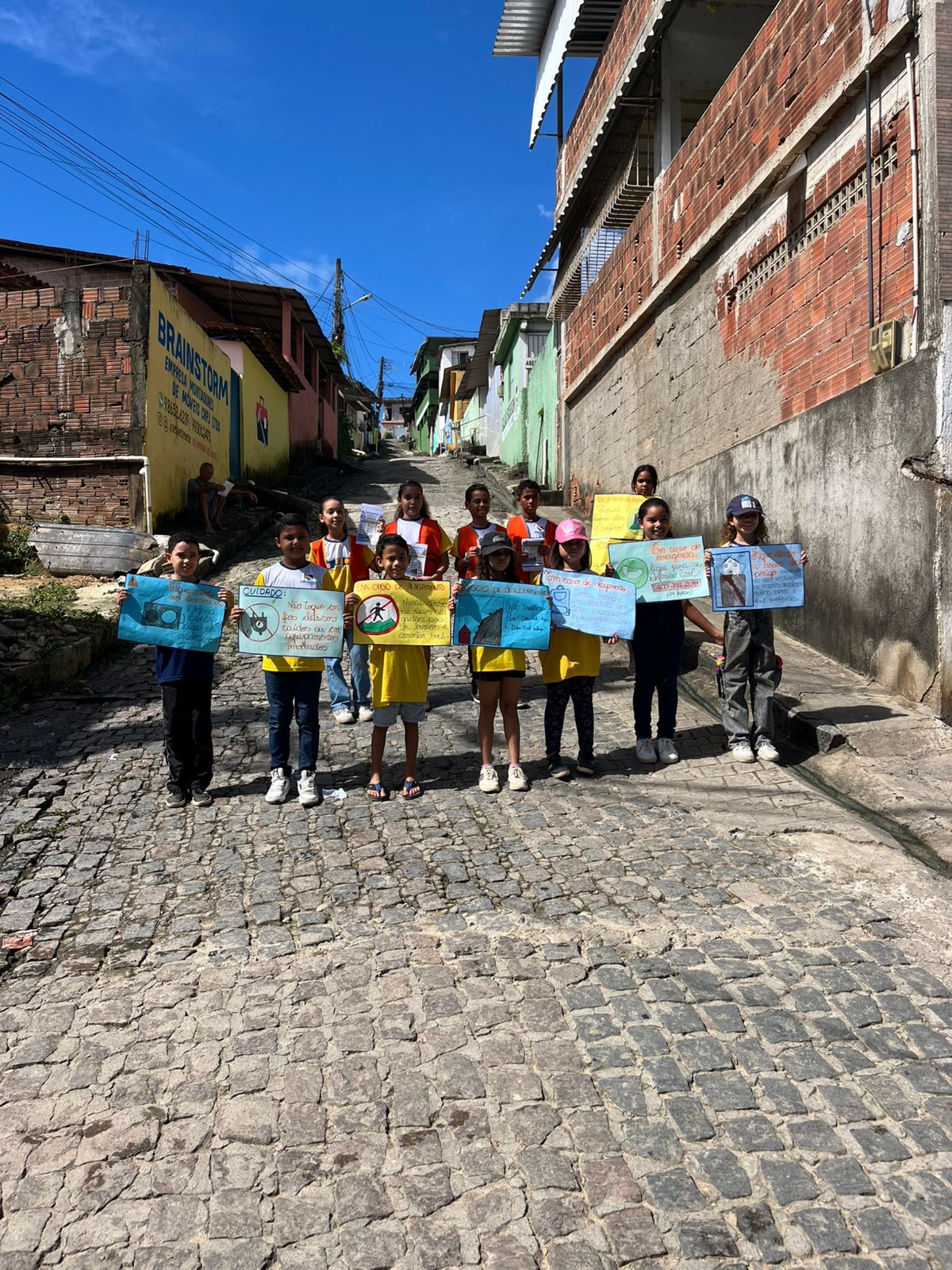 Campanha de conscientização nas ruas da comunidade.