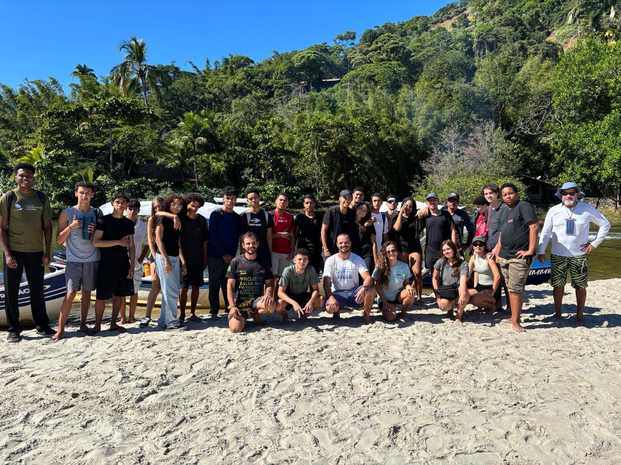 Saída embarcada na Barra do Sahy, com professores, estudantes e membros do ICC.