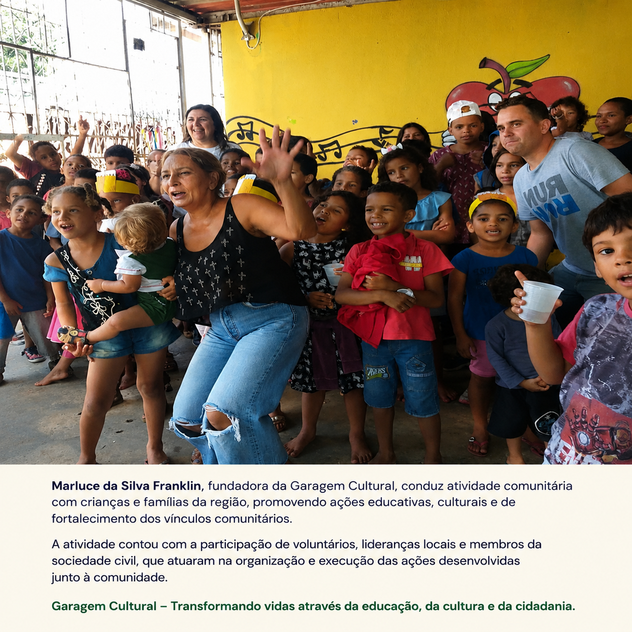 Registro de atividade realizada pela Garagem Cultural, sob coordenação de Marluce da Silva Franklin (ao centro, vestida de preto), fundadora e líder comunitária da iniciativa. A imagem demonstra a participação ativa do grupo organizador na mobilização da comunidade, no desenvolvimento de ações educativas e na promoção da cidadania, envolvendo crianças, famílias, voluntários e agentes da sociedade civil.