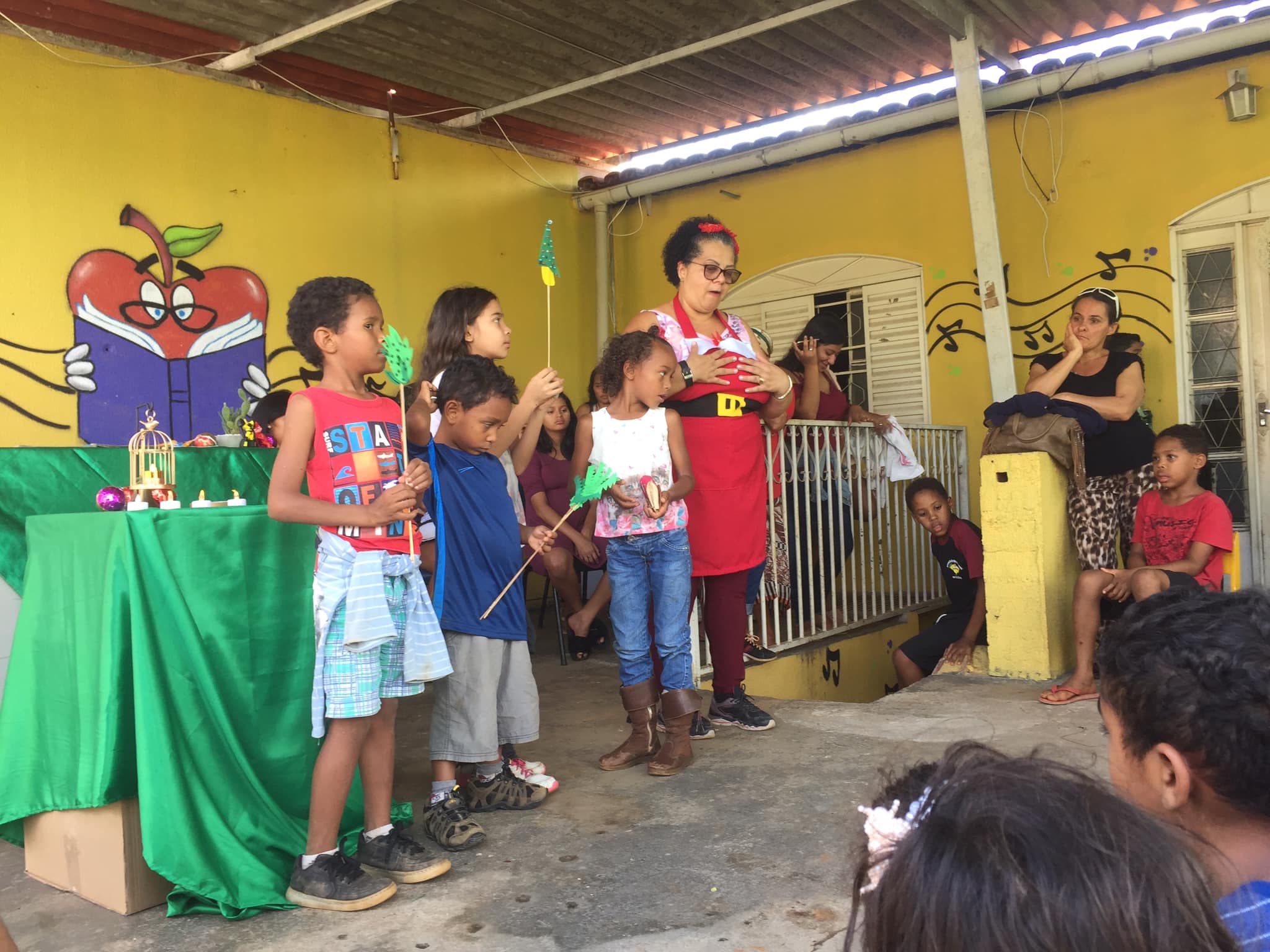 📚🎅🏻 Natal Solidário Garagem Cultural 2019 📌 Na manhã de hoje (14/12), aconteceu o Natal Solidário do projeto social Garagem Cultural de Sobradinho -DF. 🎭🎨 Dentre às atividades, tivemos contação de histórias, brincadeiras, oficina de informática, lanches e o mais esperado, (os presentes). ♥️👏🏻 Tivemos à presença da nossa apoiadora deputada federal @erikakokay .