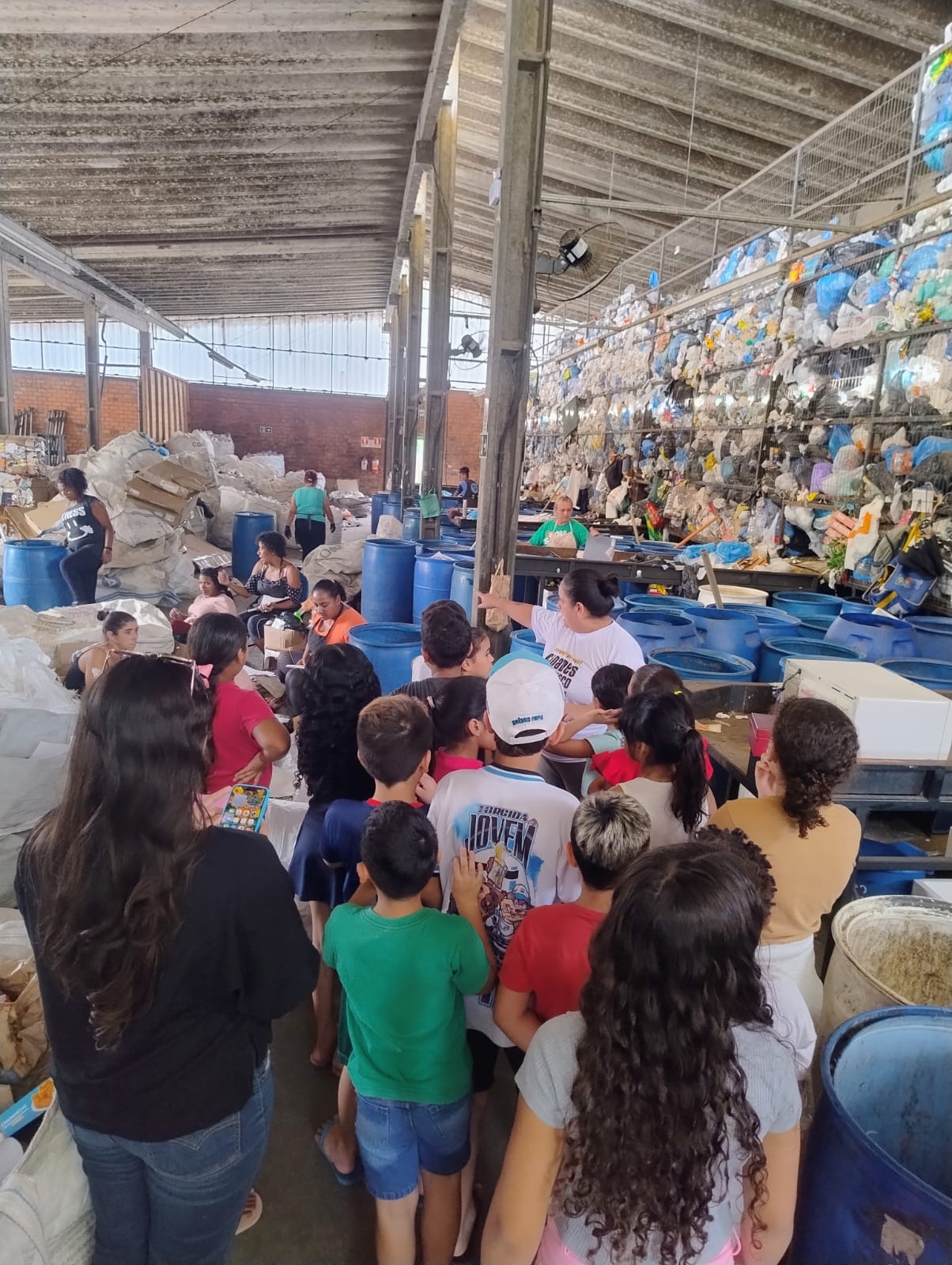 escolas visitando o centro de educação ambiental do bairro