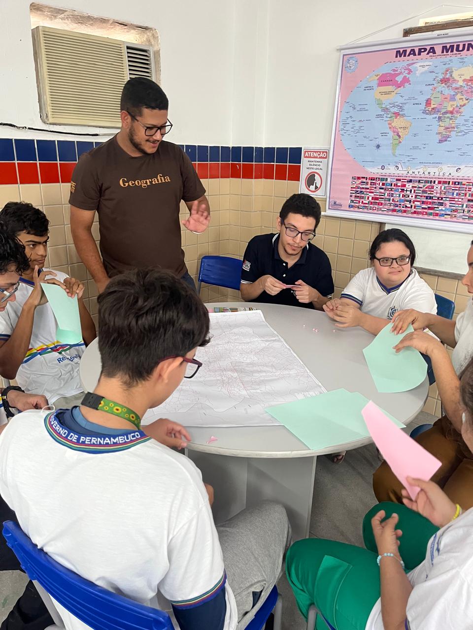 Alunos PCDs realizando oficina de cartazes com enfase em temas ambientais
