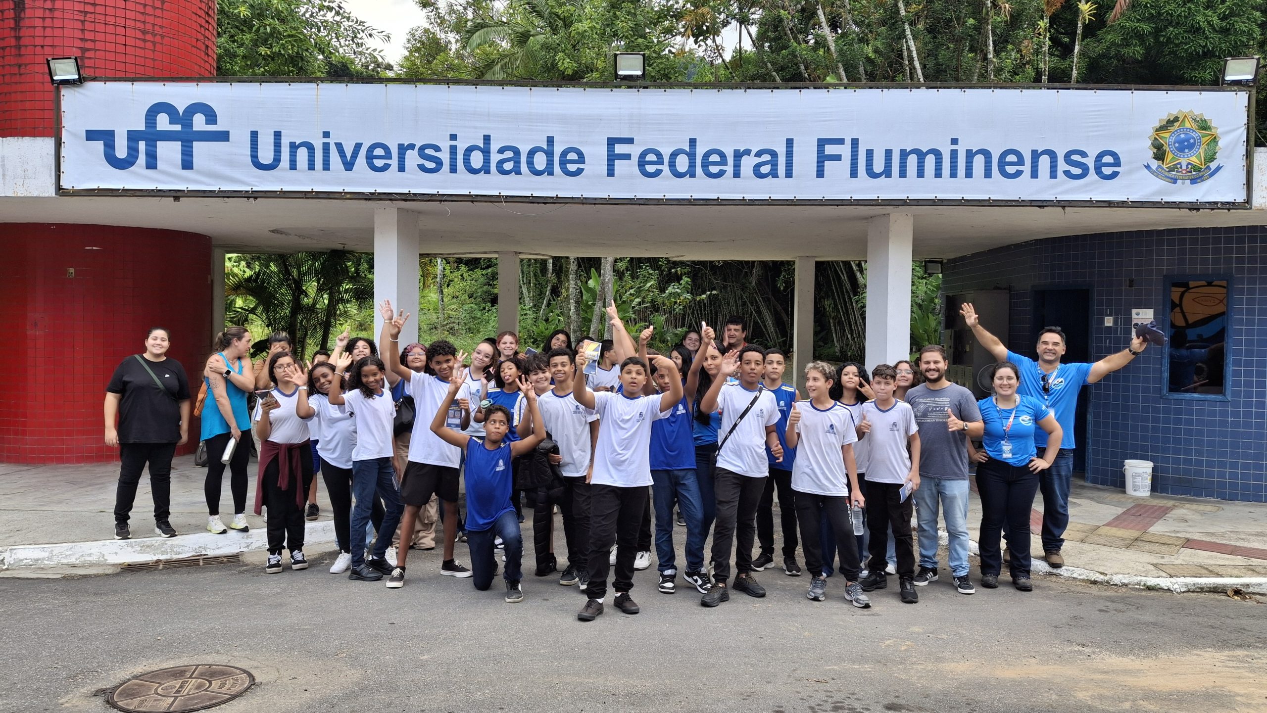 Aula passeio com escola pública municipal e participação comunitária sobre ERRD na Bacia Escola do Retiro .