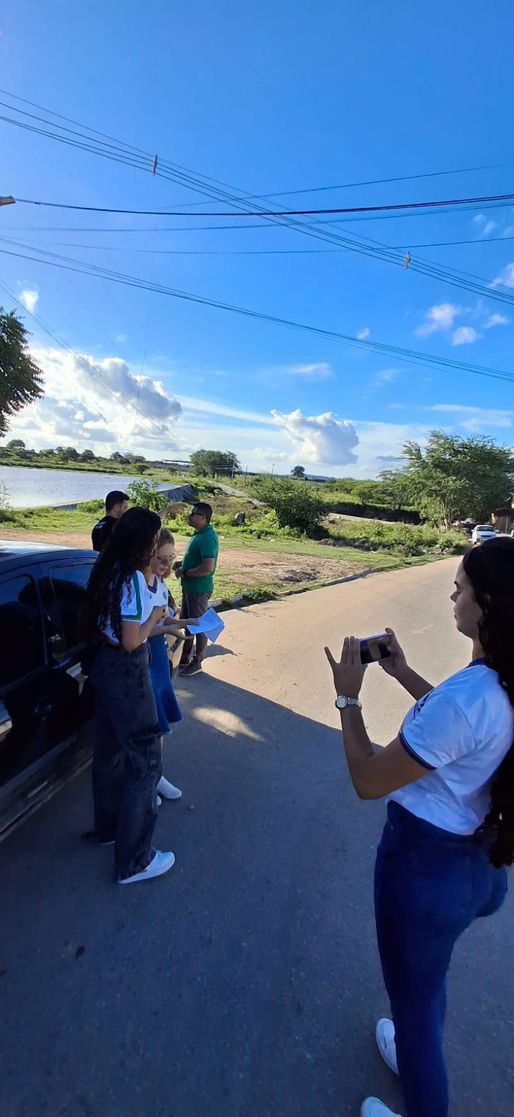 Professores e estudantes na imagem, organizando um mini vídeo sobre a importância de preservar o meio ambiente na comunidade do Alto do Santiago.