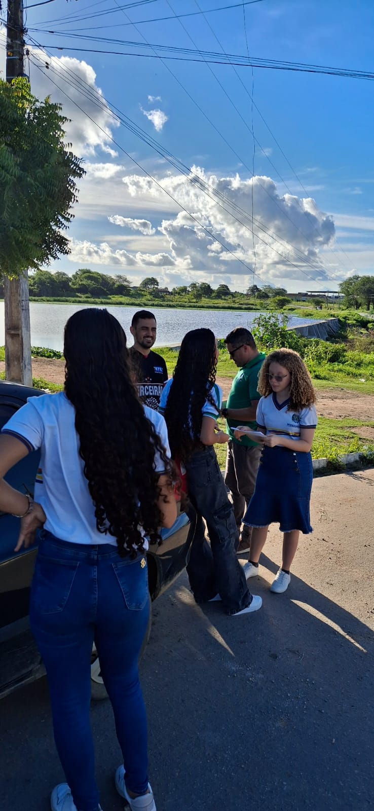 Professores e estudantes na imagem, organizando um mini vídeo sobre a importância de preservar o meio ambiente na comunidade do Alto do Santiago.