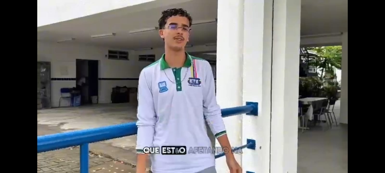Professores e estudantes na imagem, organizando um mini vídeo sobre a importância de preservar o meio ambiente na comunidade do Alto do Santiago.