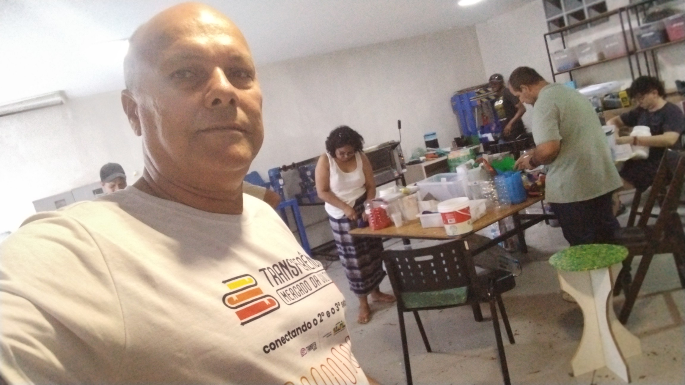 Oficina de reciclagem grupo de alunos