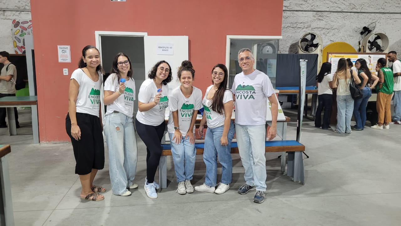 5 estudantes que comporam a oficina e um professor-coordenador do projeto.