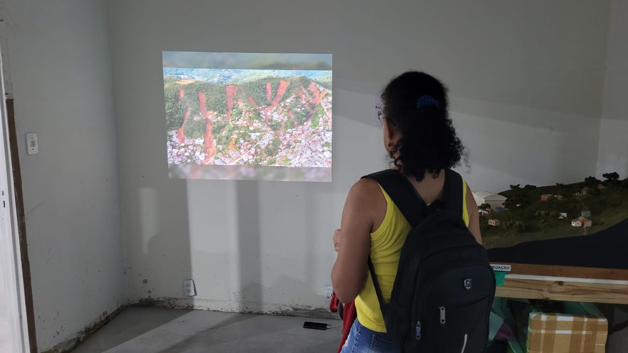 visitante observando a exposição de imagem