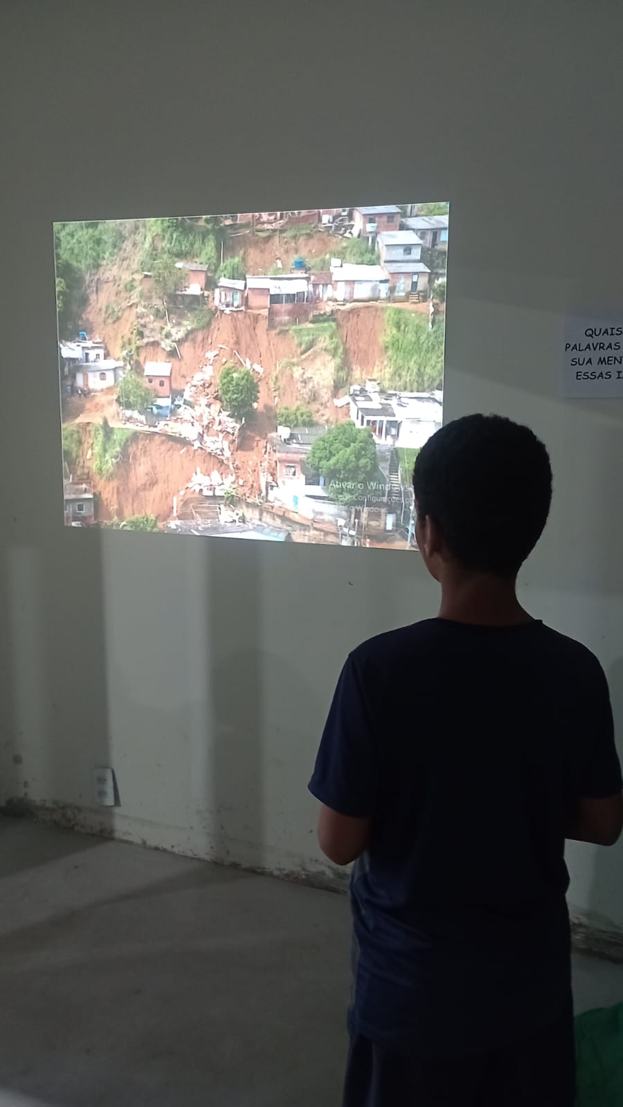 visitante observando a exposição de imagem