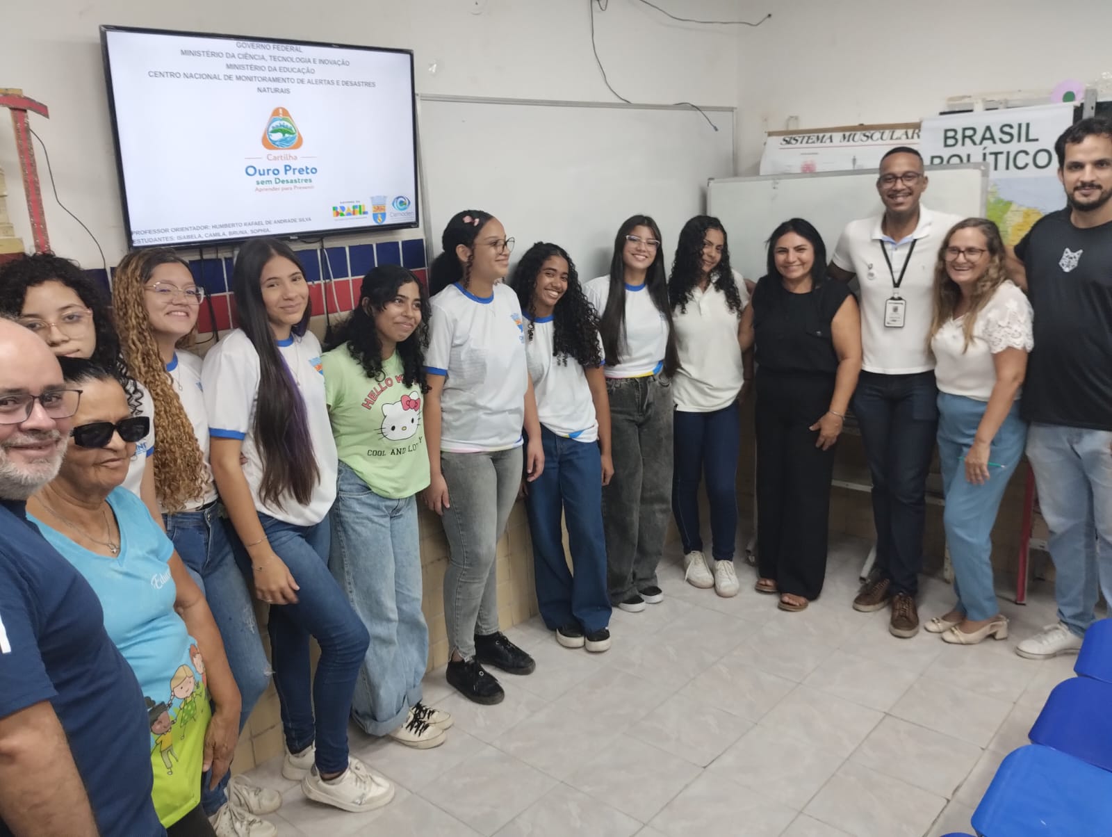 Estudantes do projeto, professor orientador, coordenação da escola e representante da secretaria de educação
