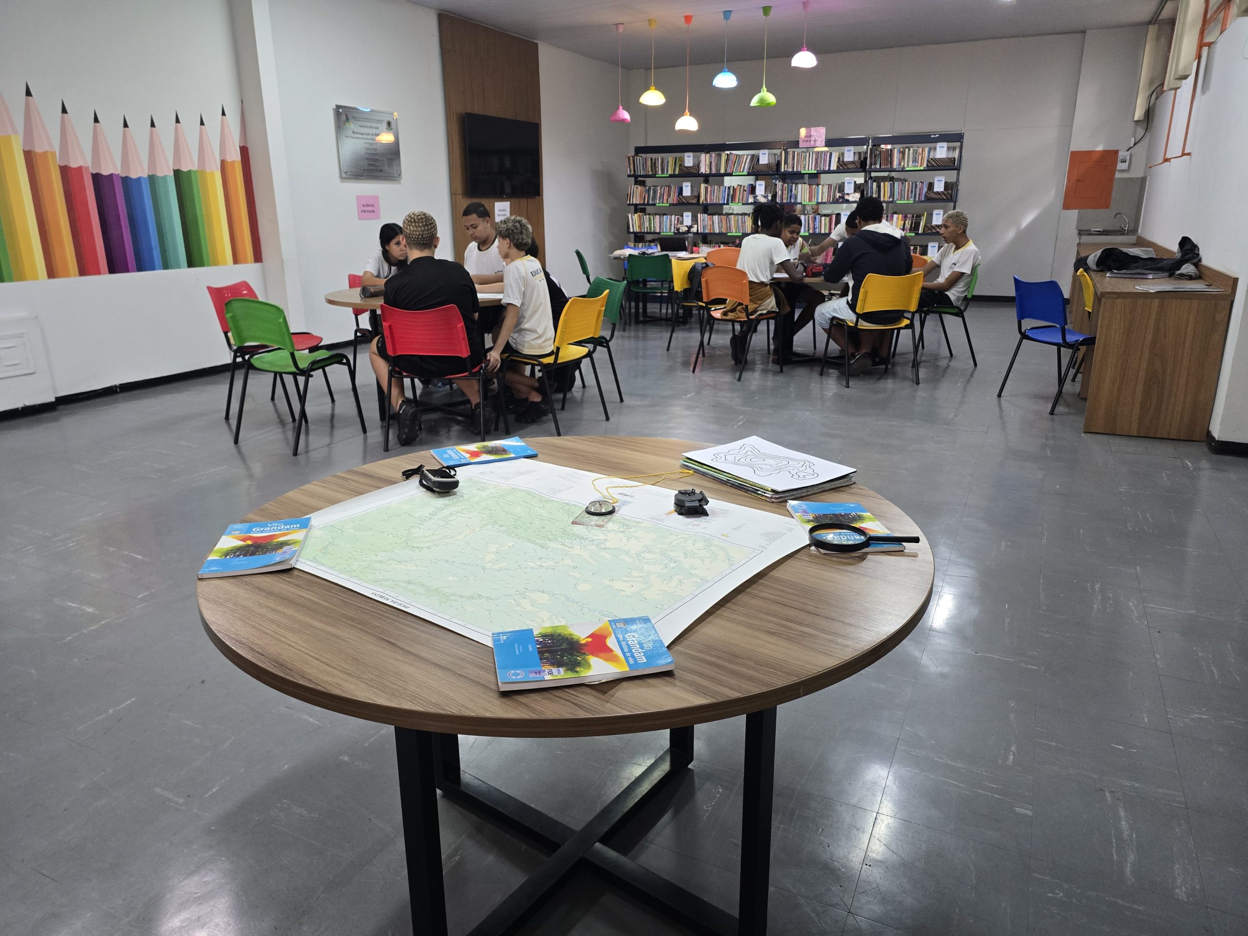 alunos do projeto na aula de alfabetização cartográfica