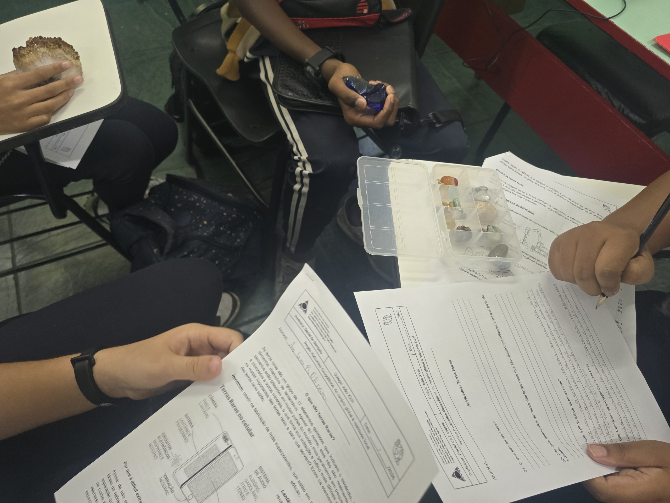 alunos do projeto na aula de terras raras