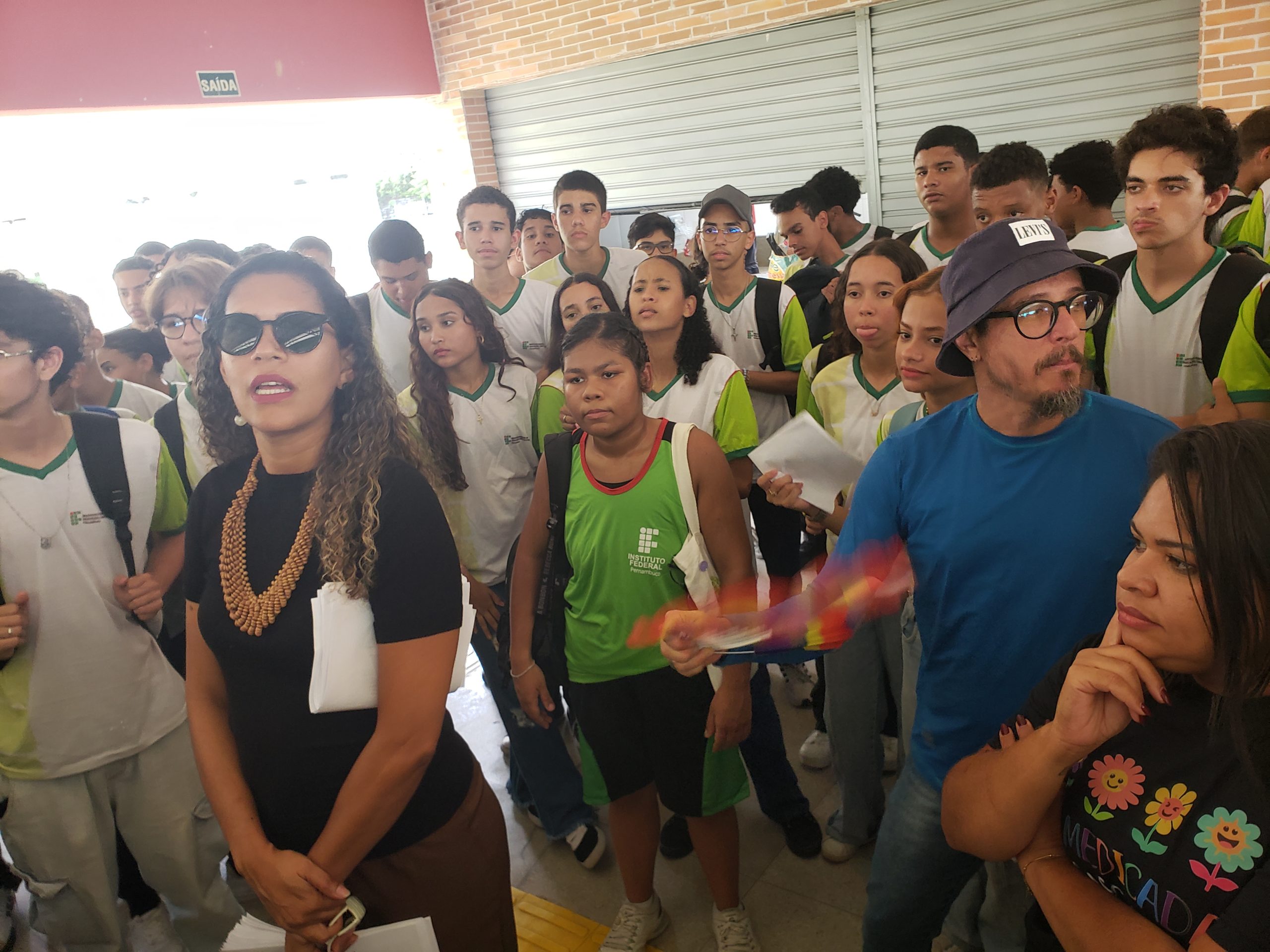 Estudantes do ensino médio do IFPE, campus Jaboatão dos Guararapes, em atividade de debate