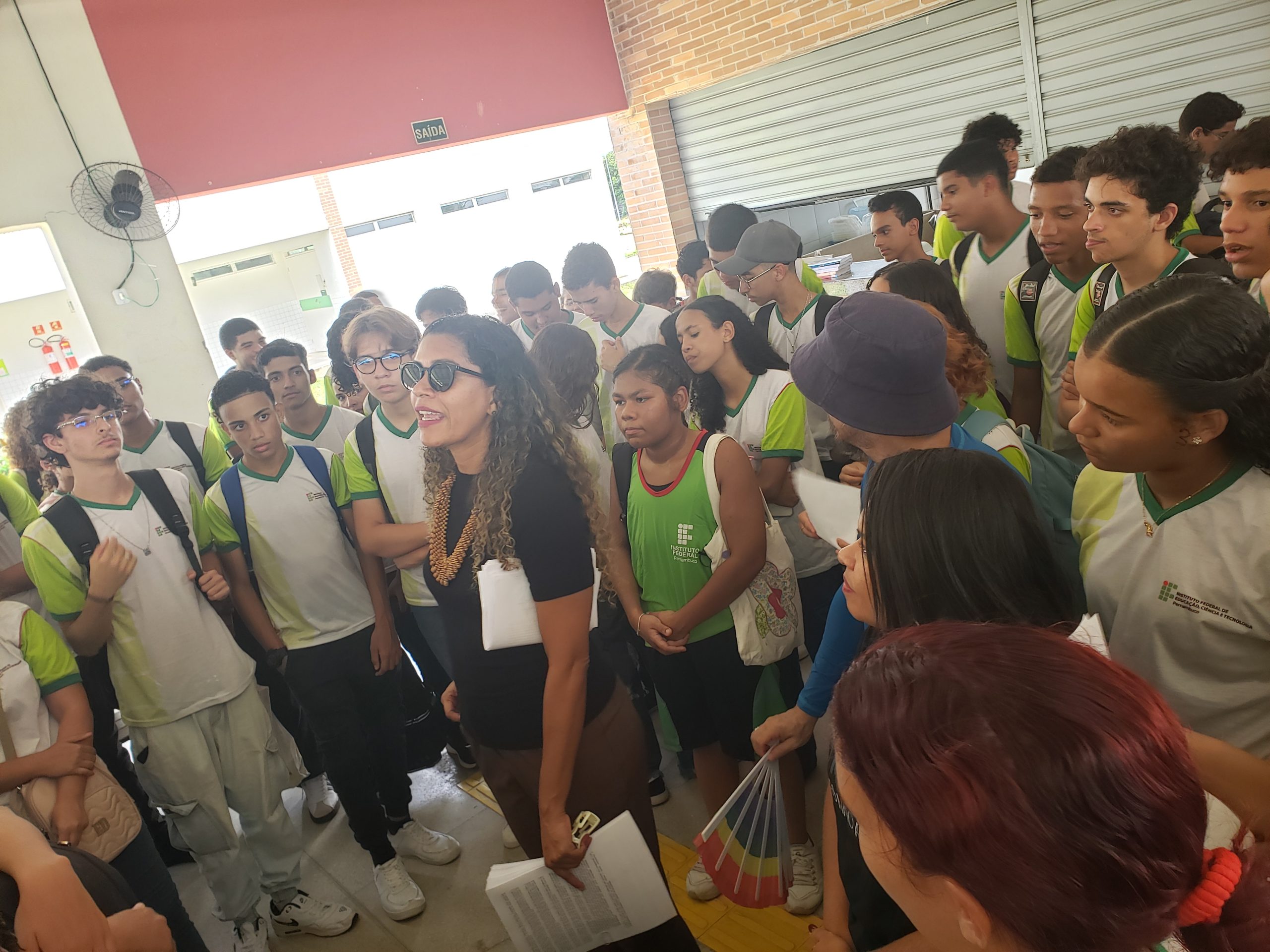 Estudantes do ensino médio do IFPE, campus Jaboatão dos Guararapes, em atividade de debate