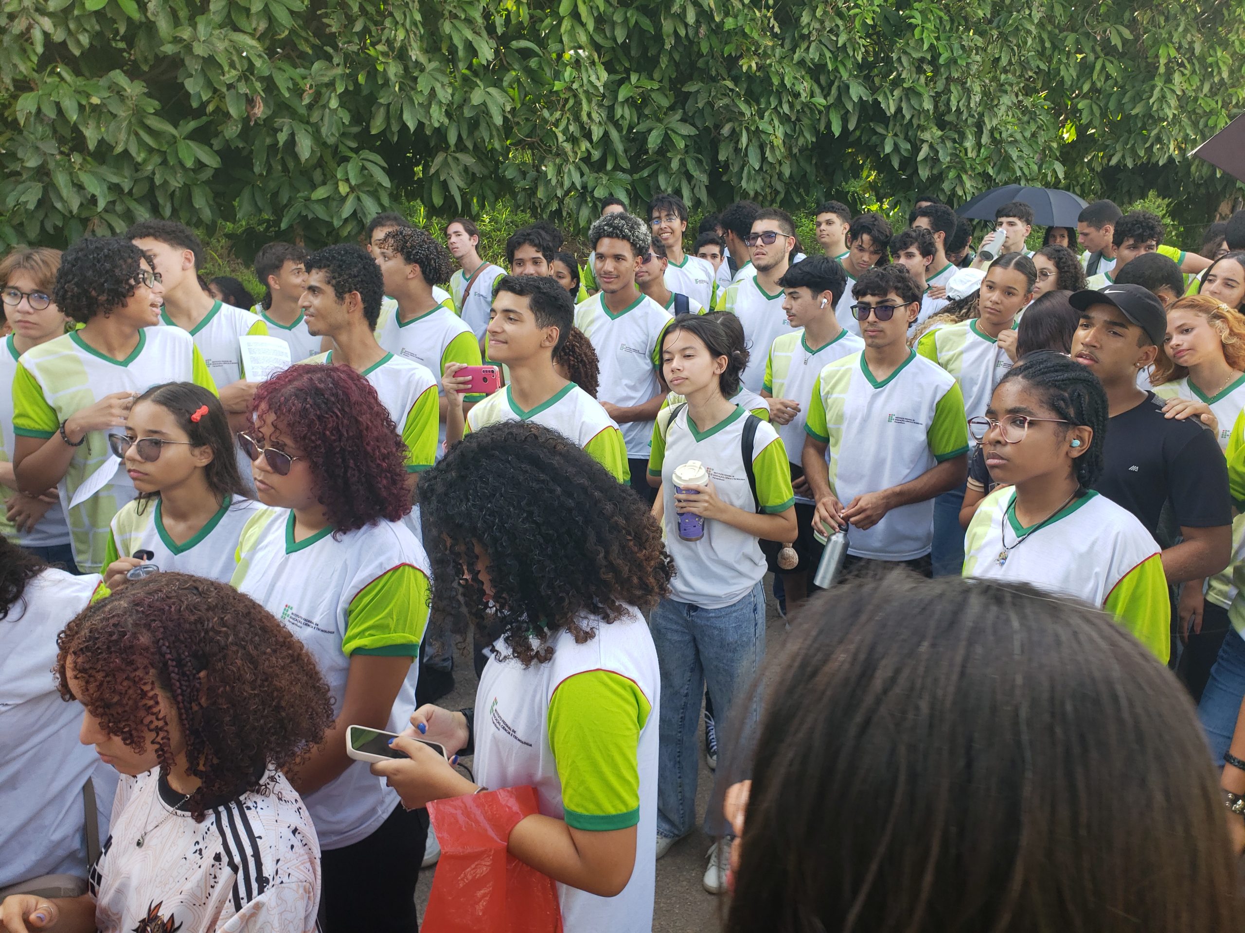 Estudantes do ensino médio do IFPE, campus Jaboatão dos Guararapes, em atividade de caminhada no entorno do campus