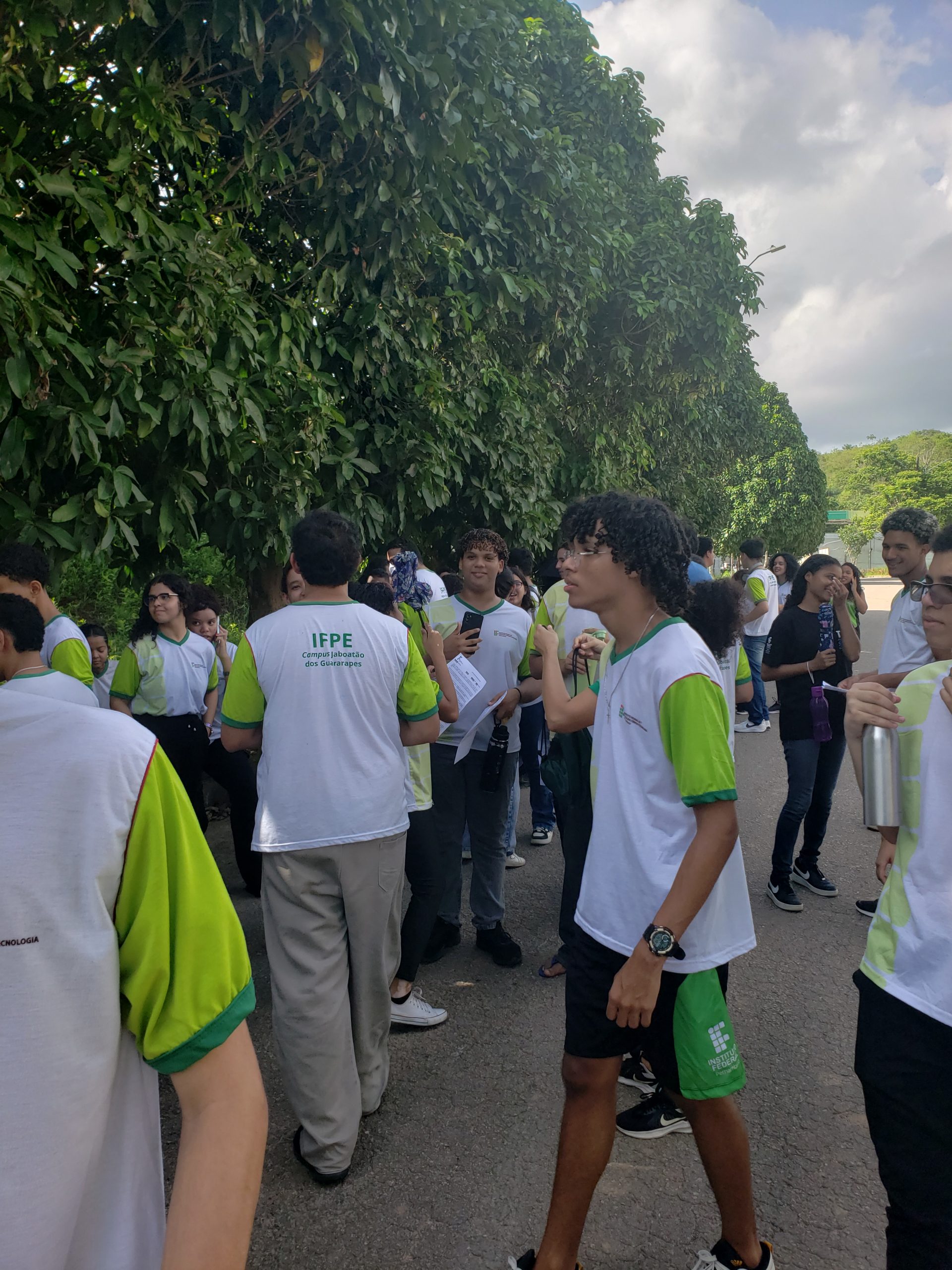 Alunos do IFPE, Campus Jaboatão dos Guararapes, em caminhada ao redor do campus