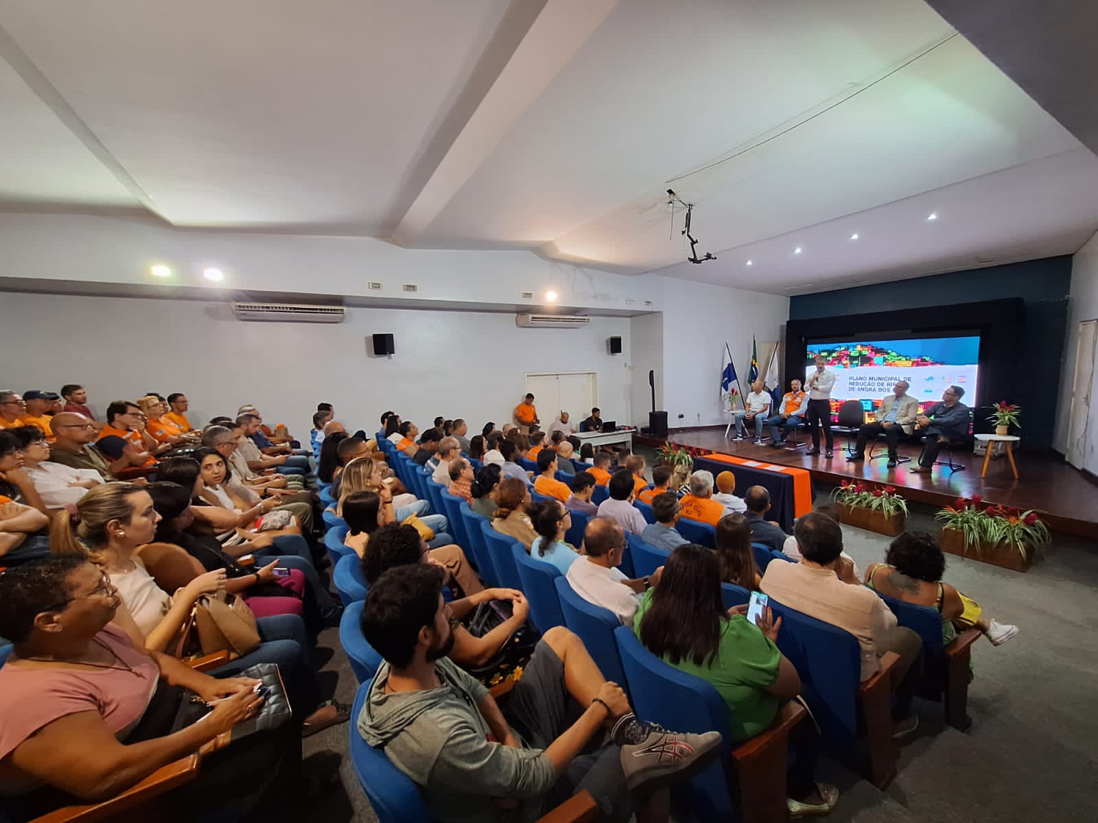 Evento de iniciação do processo de elaboração do PMRR de Angra dos Reis com ampla participação da sociedade civil e servidores públicos.