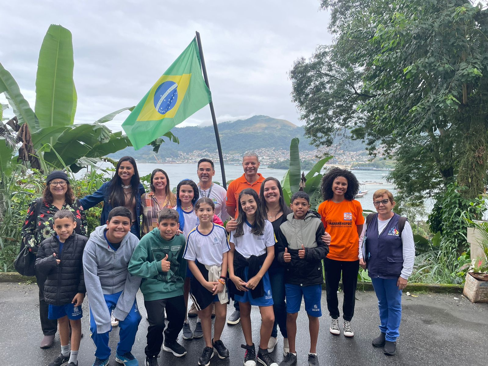 Aula passeio pela comunidade do Marinas integrando comunidade escolar, agentes de Saúde, Defesa Civil, UFF e sociedade civil organizada.