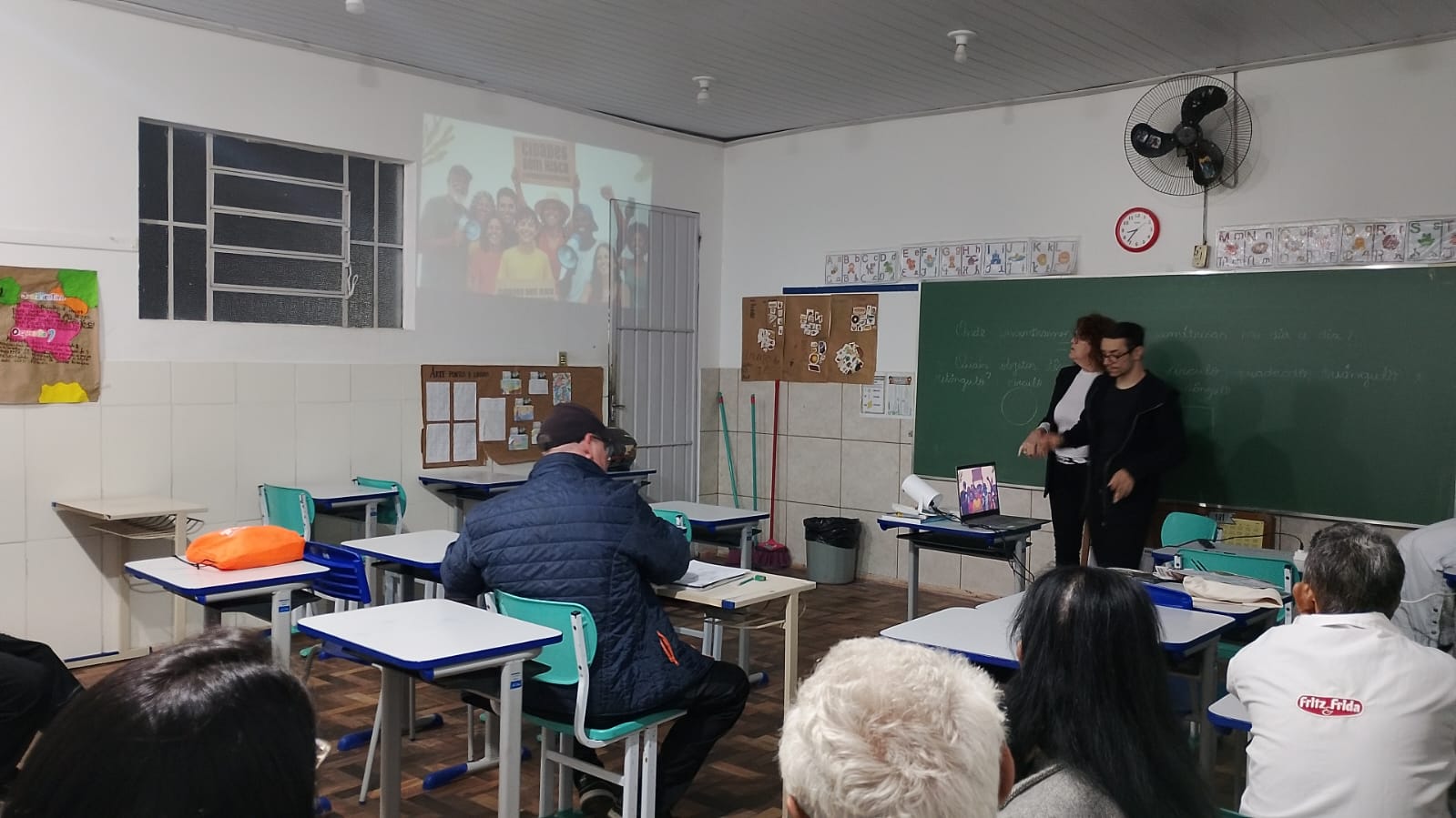 Professora de Ciências e professor de Arte, realizando a conversa com a turma.