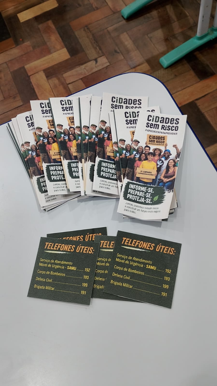 Folder produzido e imãs.