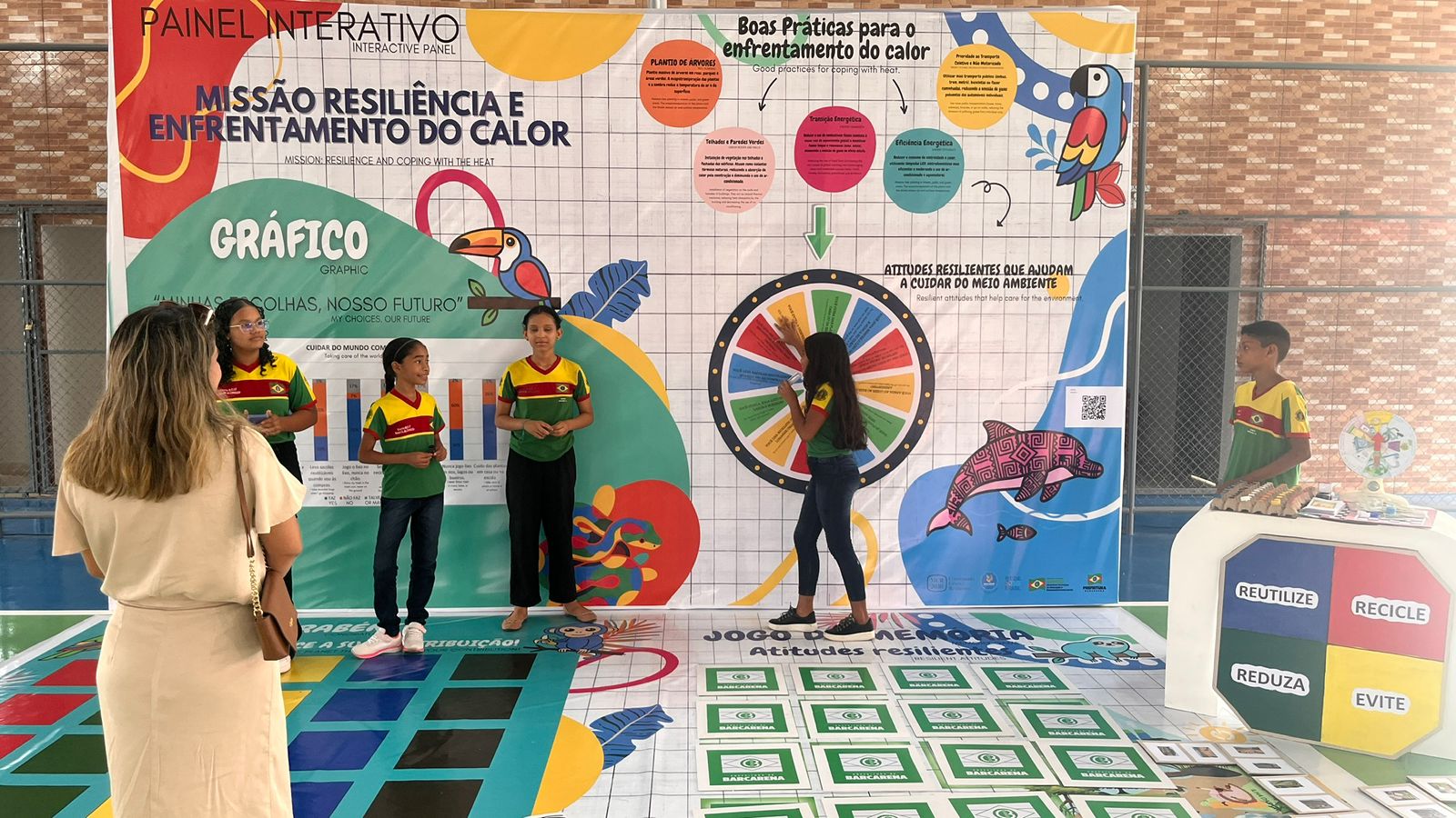 ALUNOS DESENVOLVENDO ATIVIDADES SOBRE ENFRENTAMENTO AO CALOR