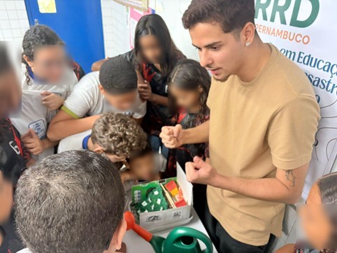 Estudantes em momento da feira do risco (ExpoRisco).