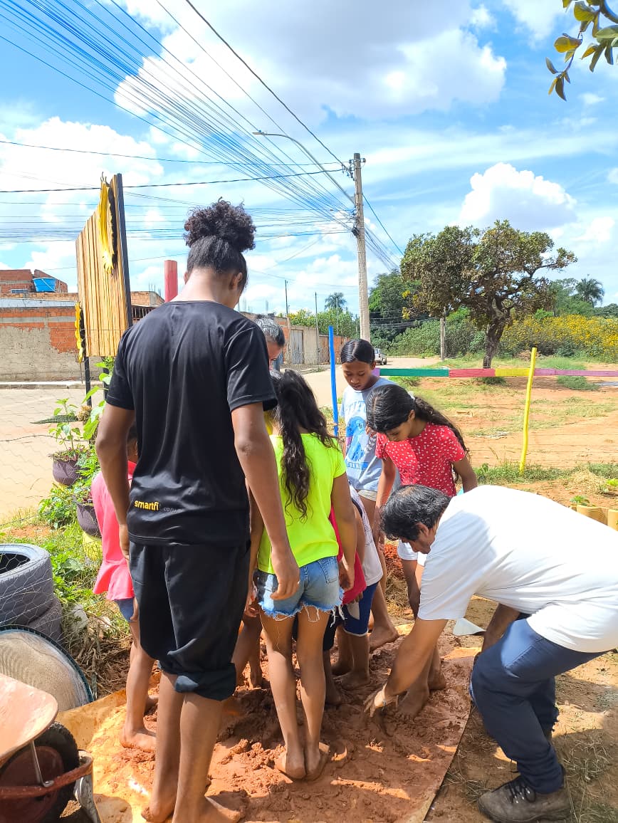 alunos do ensino básico na oficina de adobe