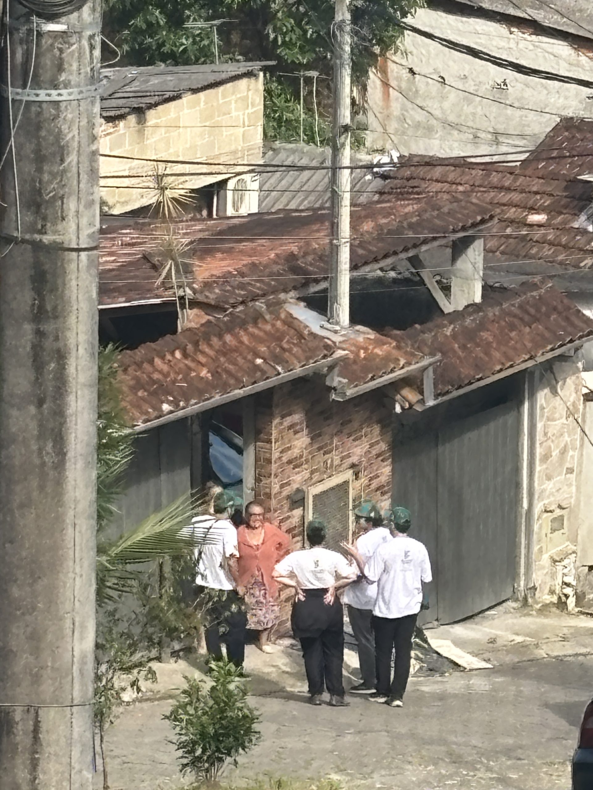Alunos de engenharia civil comunicam os riscos e entrevistam moradores