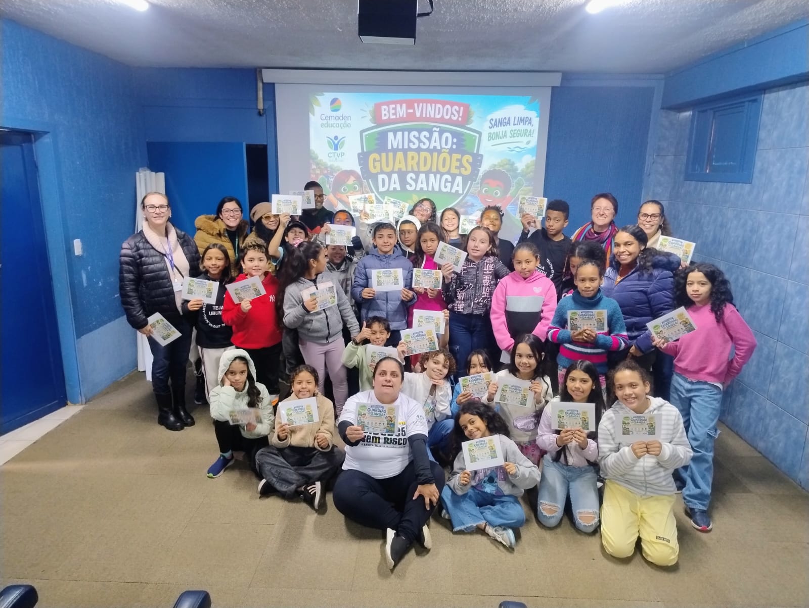 Estudantes das duas escolas juntos. Acesse também o vídeo desenvolvido pelos adolescentes da EMEF Fátima: https://encurtador.com.br/XeiP
