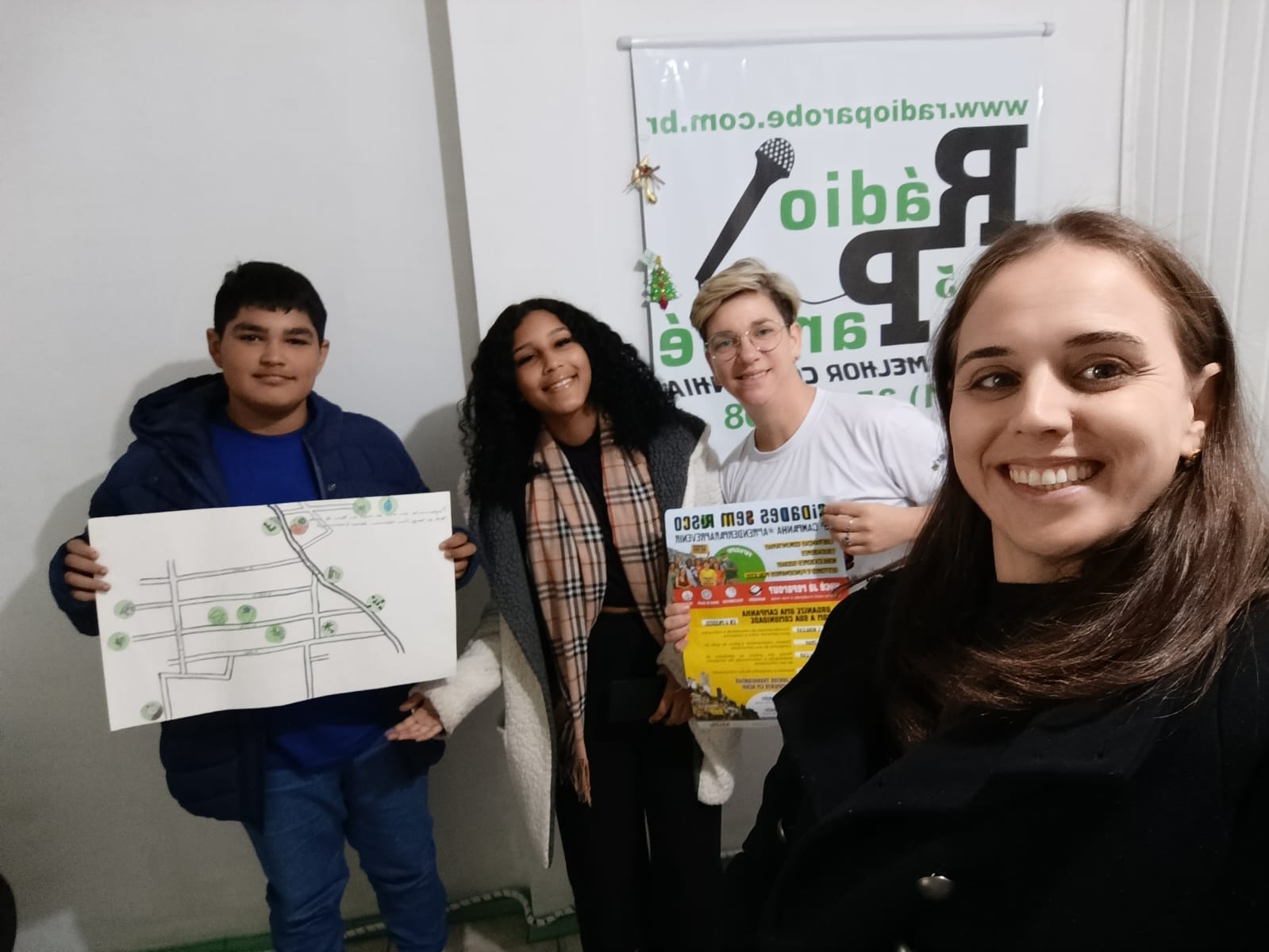 PROFESSORA E CORDENADORA DA ESCOLA E 2 ALUNOS