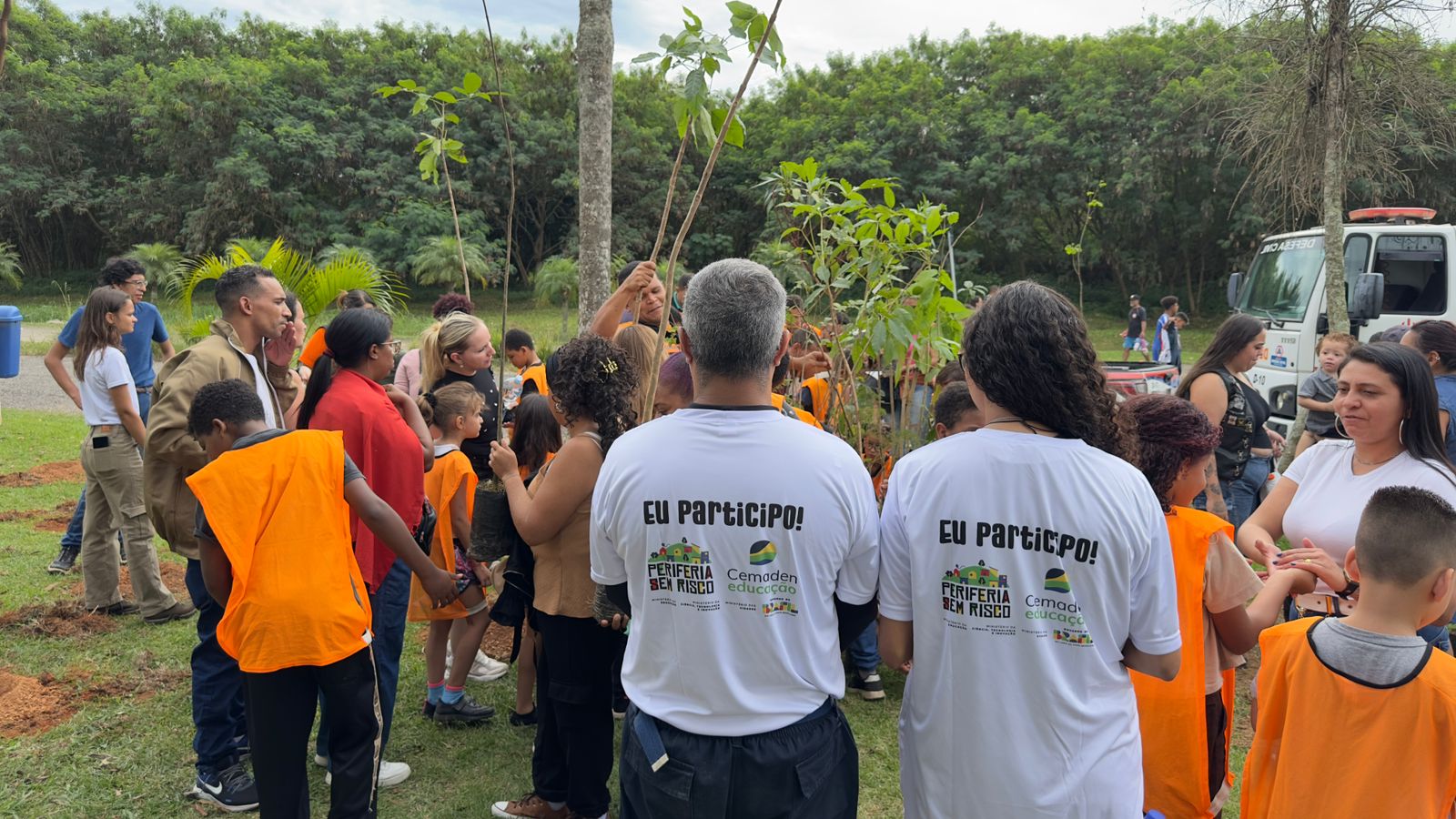 Plantio de mudas com a comunidade e Defesa Civil Mirim