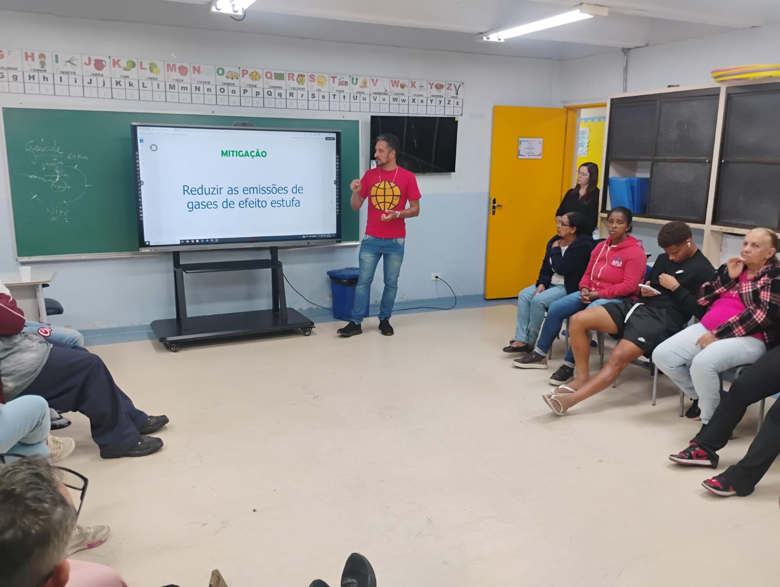 Acompanhamento da palestra com a supervisão da Diretora da Emeief Chico Mendes Meiriane Viana Melo( em pé ao lado da porta)
