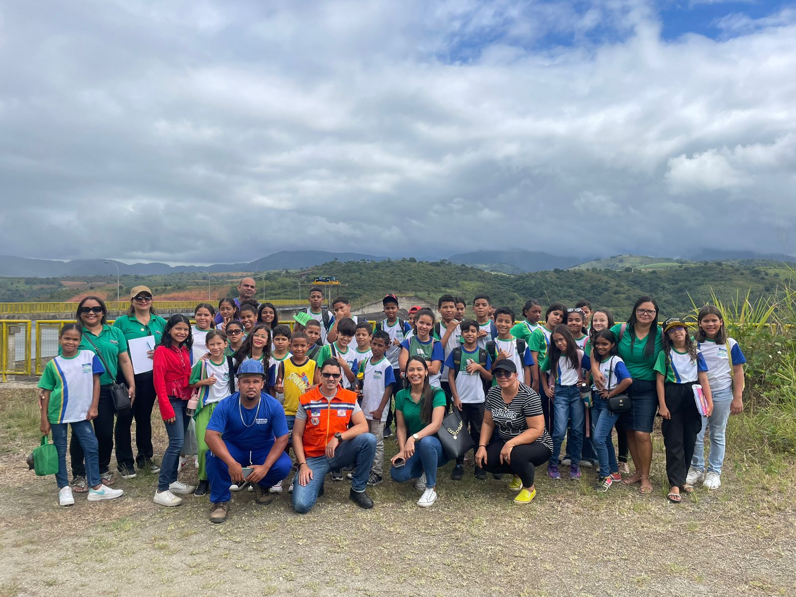 A Coordenadoria Municipal de Proteção e Defesa Civil de Palmares realizou uma importante visita técnica e educativa à Barragem de Serro Azul, levando estudantes de escolas do município para conhecer, na prática, o funcionamento de uma das principais estruturas de contenção de enchentes da região.