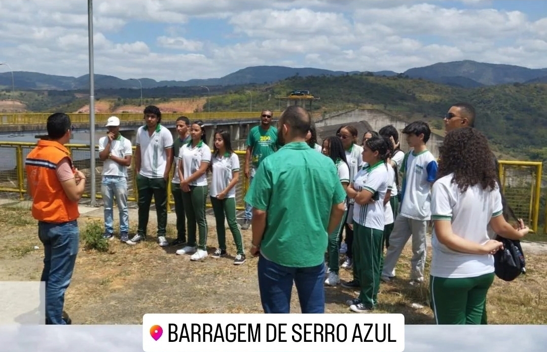 A Coordenadoria Municipal de Proteção e Defesa Civil de Palmares realizou uma importante visita técnica e educativa à Barragem de Serro Azul, levando estudantes de escolas do município para conhecer, na prática, o funcionamento de uma das principais estruturas de contenção de enchentes da região.