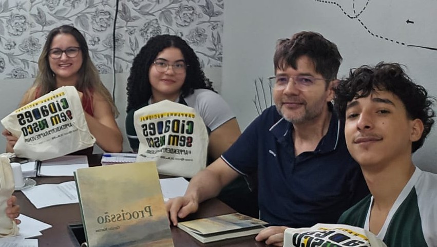 Reunião para definição de divulgação do projeto na Escola Neslon do Nascimento Monteiro. Da esquerda para a Direita: Professora de Enisno Médio - Cheila Baião; Thayna da Silva Santos - Estudante de Ensino Médio; Humberto Gallo Junior - Pesquisador do Instituto de Pesquisas Ambientais (IPA)