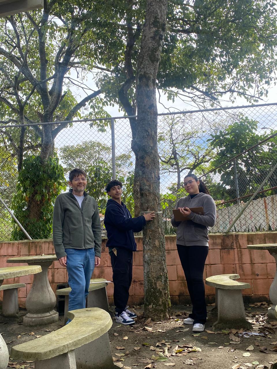Cálculo de captura de carbono. Da esquerda para a direita: Humberto Gallo Junior; Heitor Fidali de Souza - Estudante de Ensino Médio e Thaina da Silva Souza - Estudante do Ensino médio.