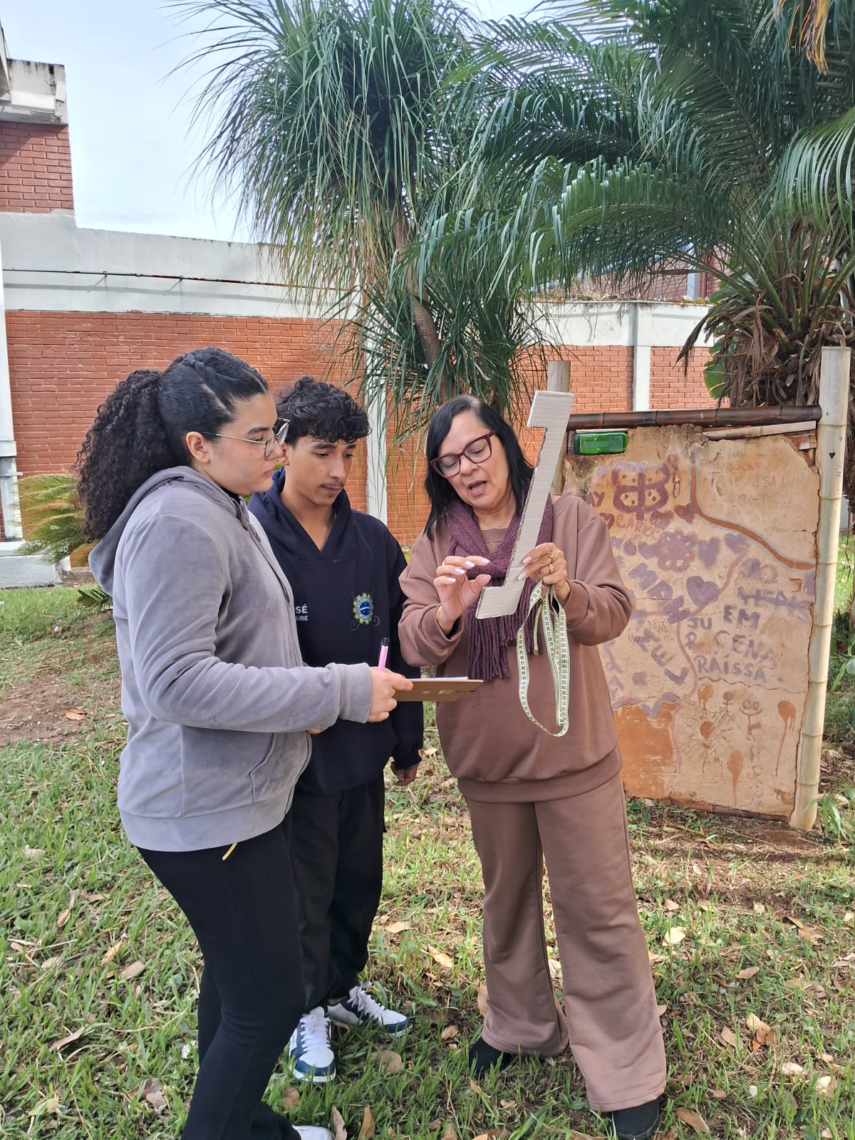 Cálculo de captura de carbono. Da esquerda para a direita: Thaina da Silva Souza - Estudante do Ensino médio; Heitor Fidali de Souza - Estudante de Ensino Médio e Alcineia Guimarães de Castro (IPA).