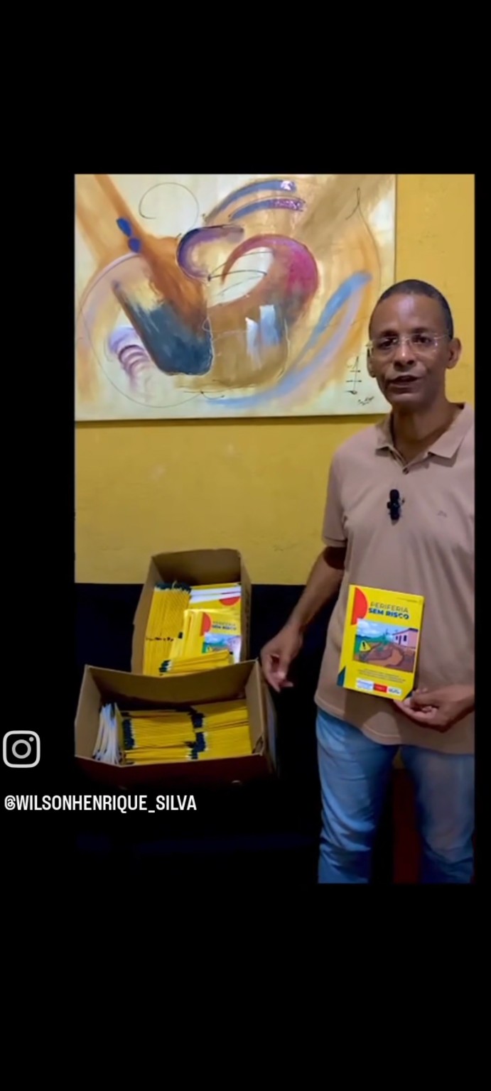 Recebendo da gráfica a impressão das cartilhas feita com rateio dos voluntários para distribuir na comunidade do jd São Camilo