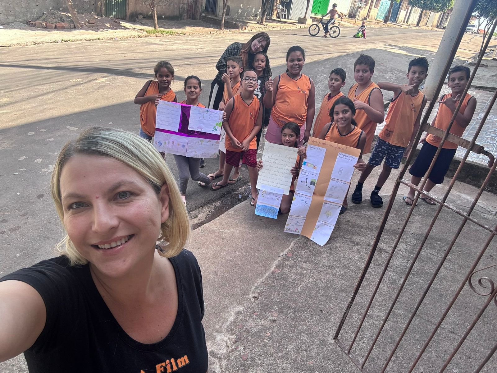 Giovana Thezolin a frente, Marília Toneto atrás junto ao grupo no canto esquerdo da imagem. Conscientização dos moradores do bairro Vila Esperança.