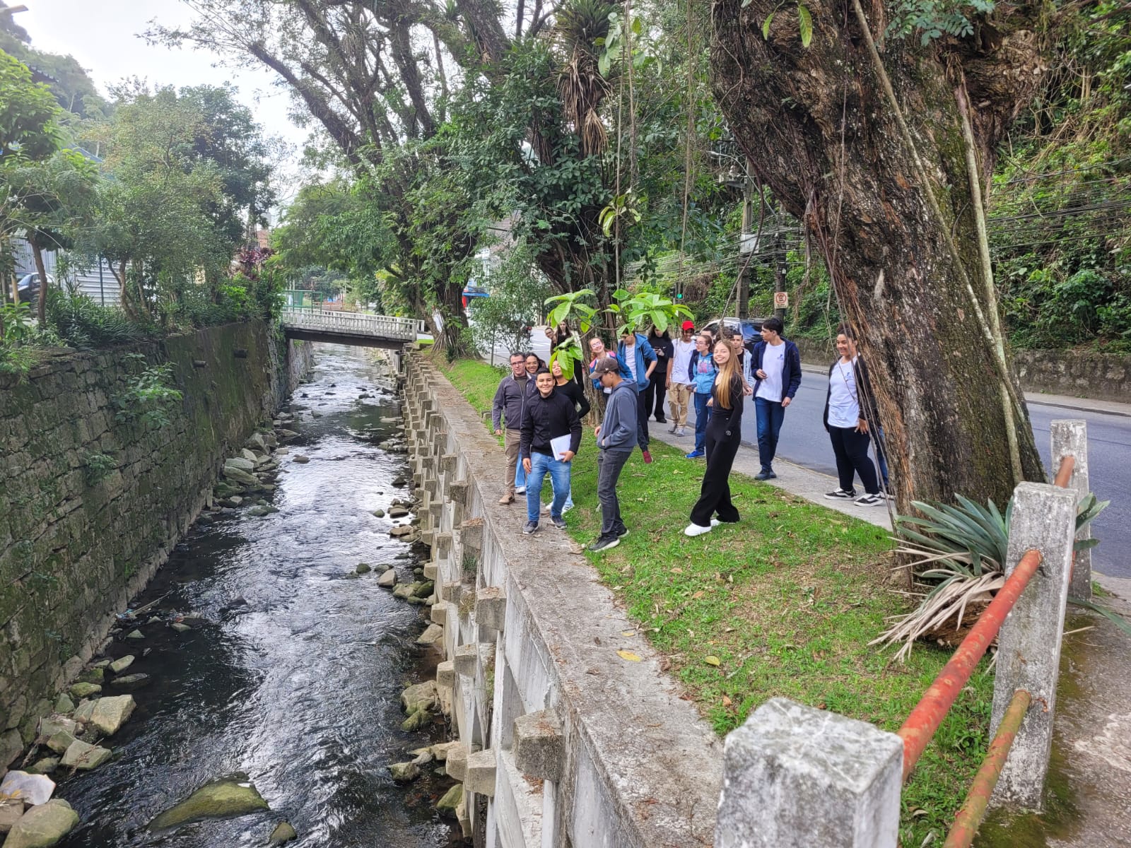 Caminhada às margens do Rio Quitandinha para reconhecimento territorial e à identificação de vulnerabilidades e capacidades locais