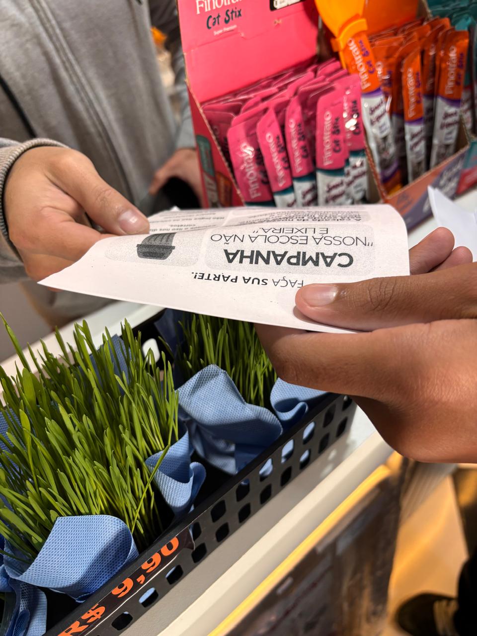 Entrega de panfleto, sobre o lixo, no mercado próximo a escola