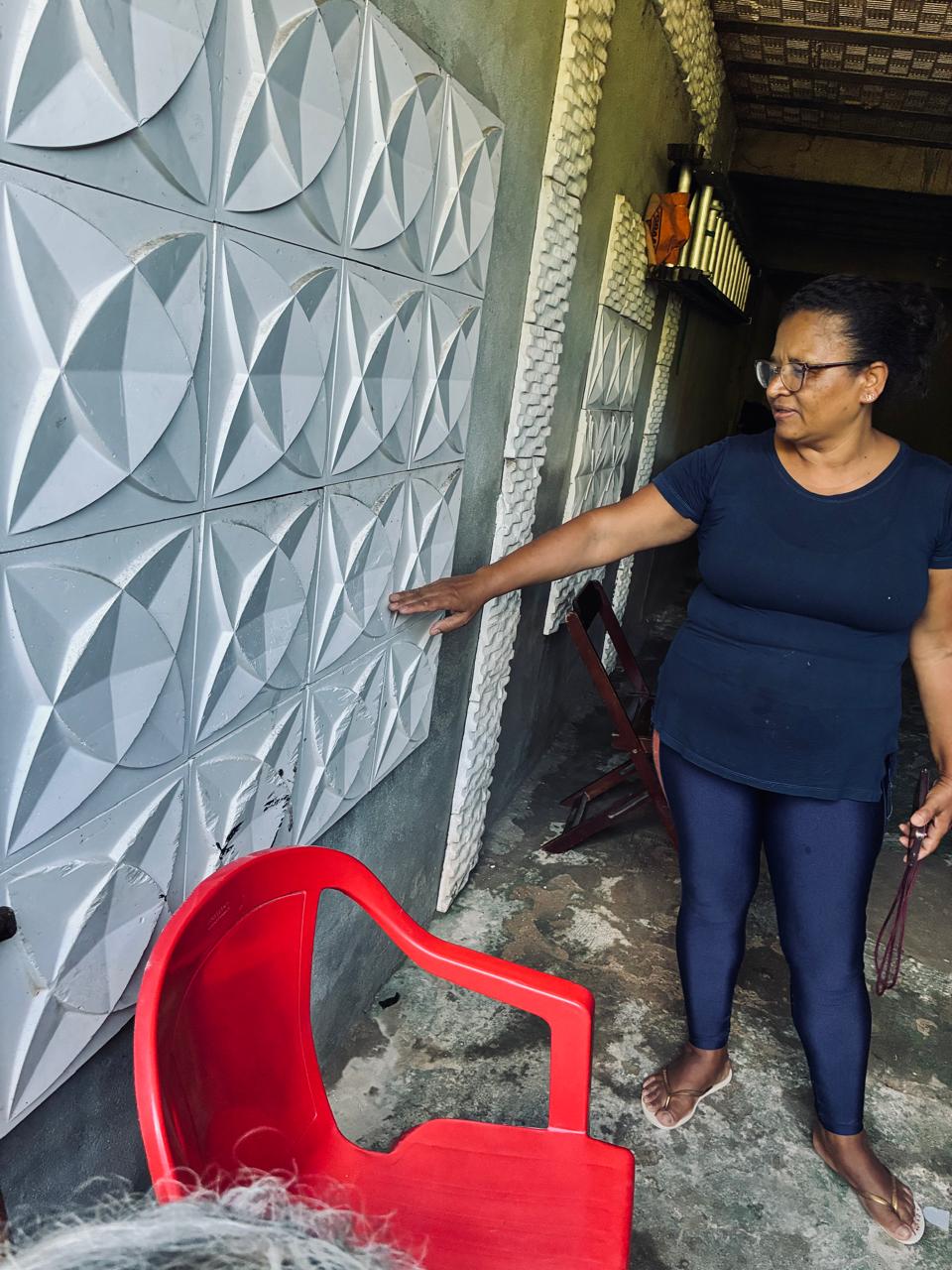 MORADORA INDICA O NÍVEL QUE A ÁGUA ATINGIU NA SUA CASA