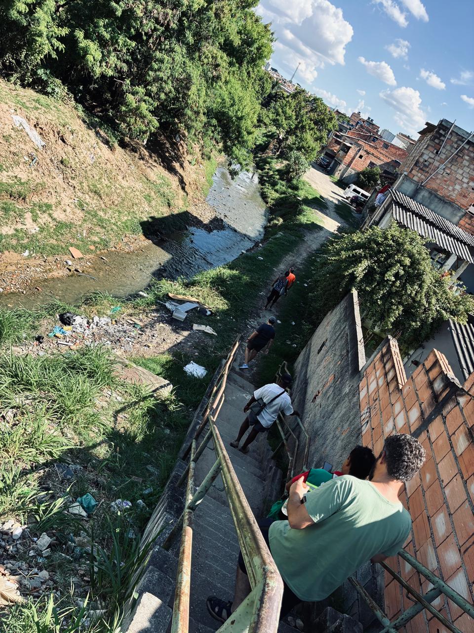 EQUIPE INICIANO A CAMINHADA ÀS MARGENS DO CÓRREGO DO CAPÃO