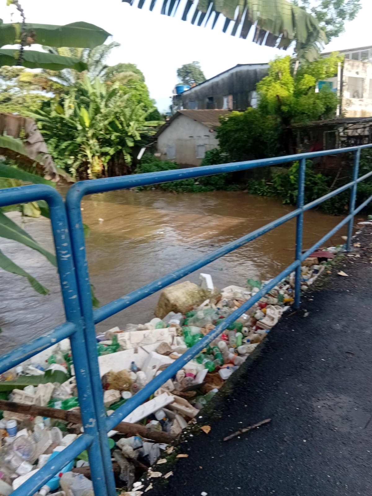 RIO PRÓXIMO A ESCOLA CHEIO DE LIXO