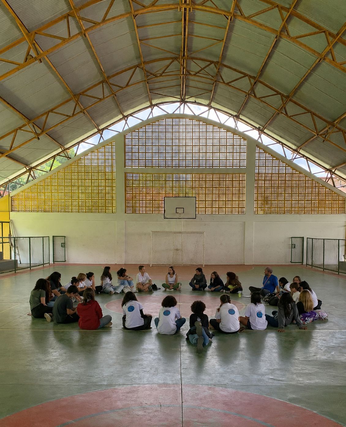Foto de uma reunião na quadra da escola.