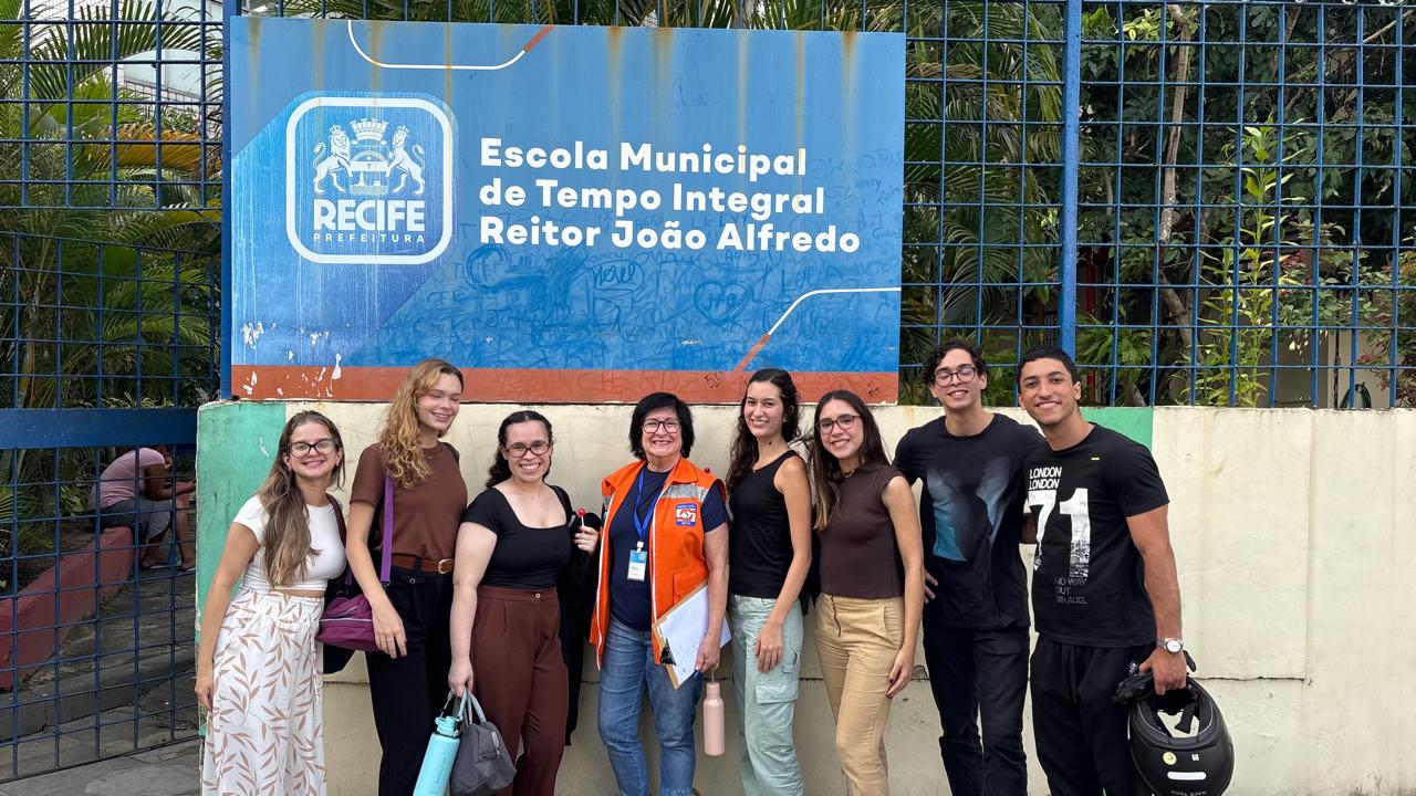 Alunos da UNICAP e Beatriz Swanson da Defesa Civil Recife (Anna, Bianca, Sarah, Robson, Isabela, Marilia Christiano Renato)